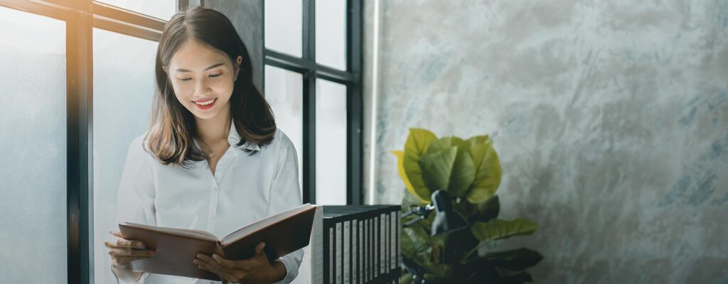 Contoh: 10 Kebiasaan Kecil Bisa Mengubah Hidup Secara Drastis 2 baca buku